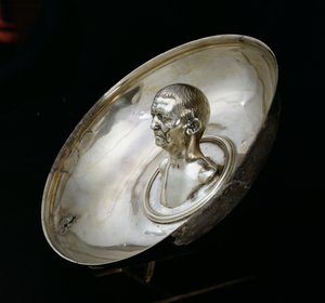 Rett med bysten av en mann inni, fra Boscoreale Treasure (sølv) (sett fra siden)